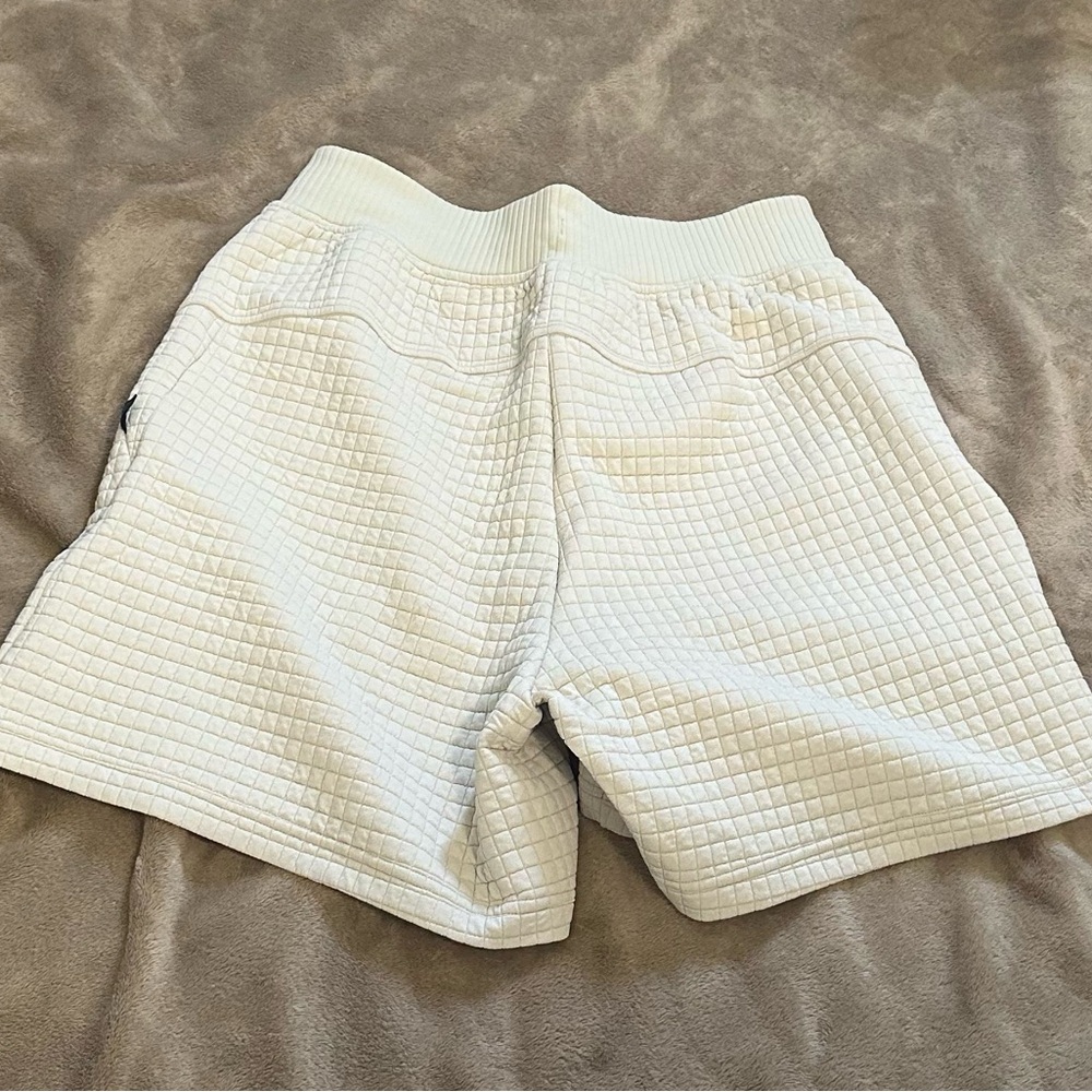 Lab Textured Grid Short 5.5” - image 2